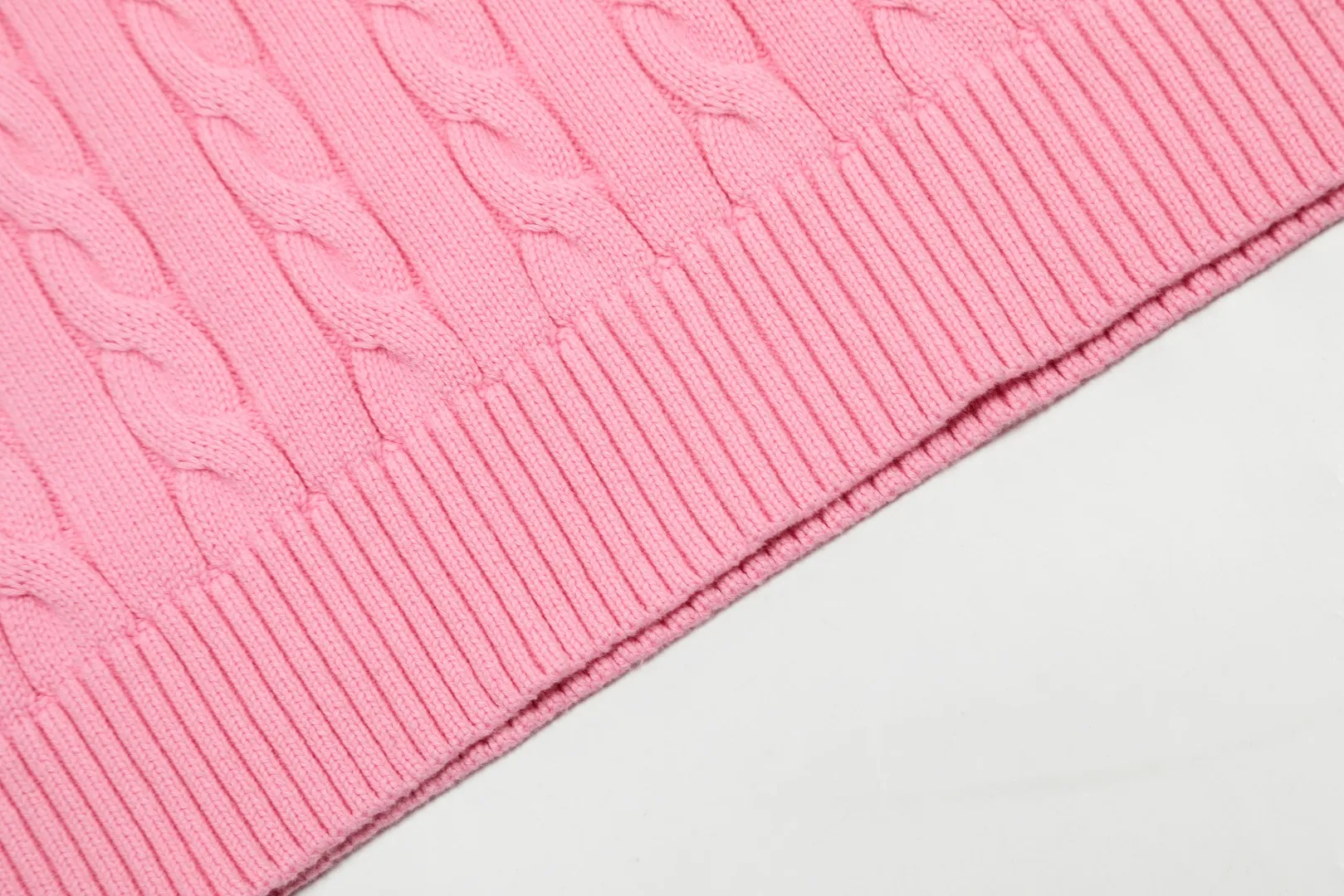 P250 Top quality" Style number: DS014# (not off the shelves all year round) [Ralph Lauren half-zip solid color pony embroidery logo twist knitted sweater] ✅Ralph Lauren half-zip classic basic versatile unisex couple pullover sweater ✅Main supplier platform live broadcast Wholesale entity Replenish when out of stock Not off the shelf ✅ZP quality 1:1 version Scan the code to enter the GF website Counter quality ✅Detailed quality The only one in Guangzhou Imported quality cotton yarn, focusing on high-end, cost-effective, good quality needless to say ✅The version is restored to the original order, the maximum size can be worn up to 200 pounds, loose, comfortable and stress-free ✅The upper body is simple and easy to match, ootd must-have style, good-looking clothes are never picky, a must-have wardrobe recommendation Size: S-XL Color: Navy blue milk white black pure white gray khaki light blue yellow pink olive green red blue label red gold label